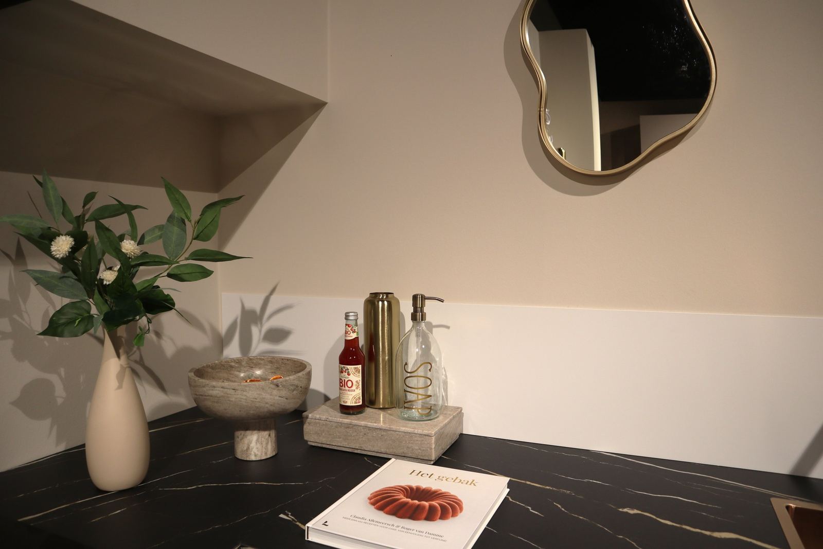 Gestyled werkblad met vaas, boek en accessoires
