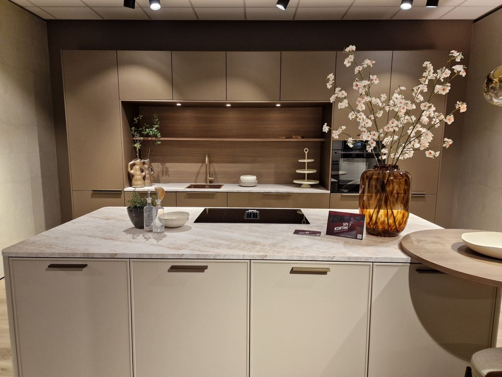 Showroomkeuken met zijden boeket op het werkblad